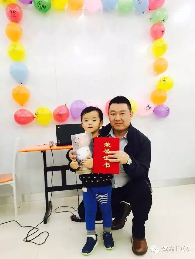 我是小小銀行家，來跟行長合個影哦