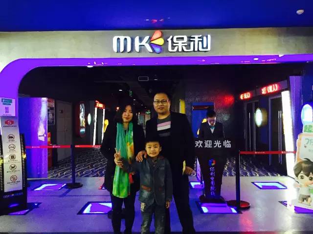 再來看兩個萌娃，表情都好有戲！