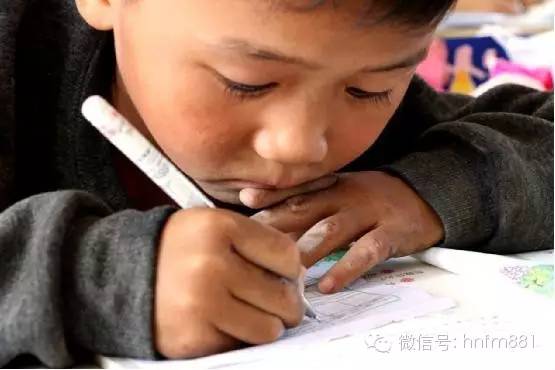 小手黑黑的，像是很少洗