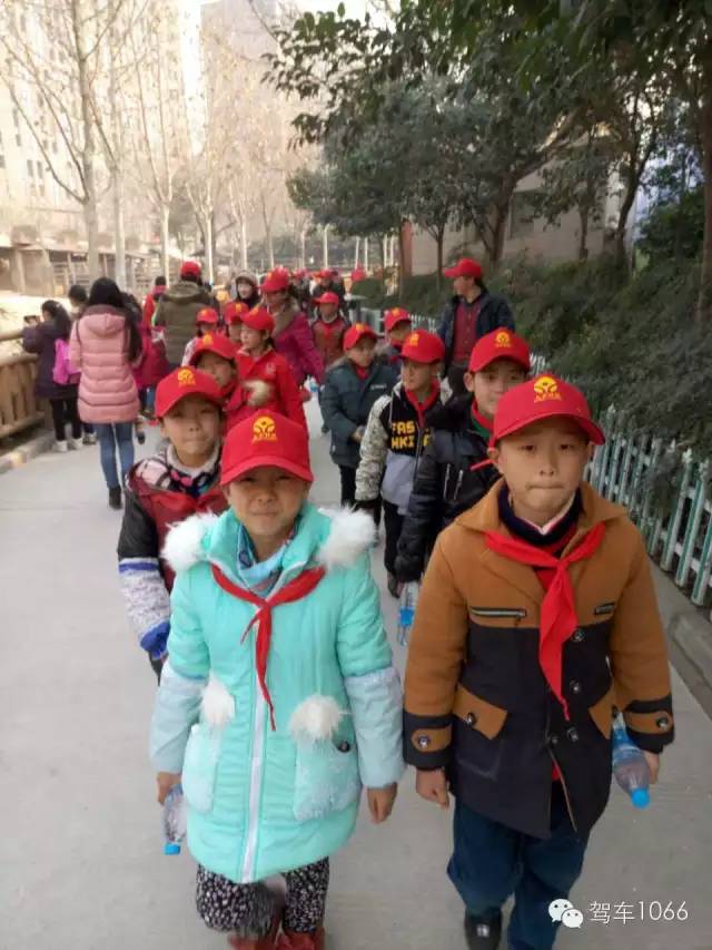 脖子上戴著紅領(lǐng)巾，頭上頂著小紅帽，排著整齊的隊伍——出發(fā)！