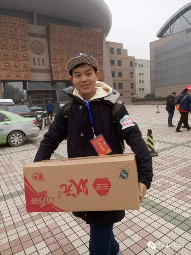 河南電臺1066主持人小澤，搬送愛心餃子。