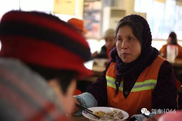 部分環(huán)衛(wèi)工在下班后來到76人老燴面吃到熱乎乎的餃子。