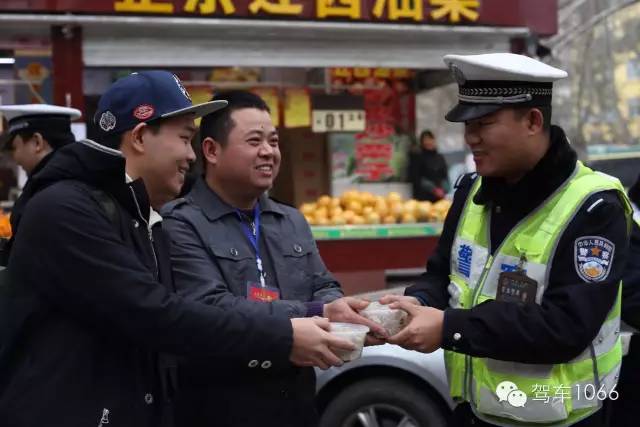 新華社攝影記者李博，也隨我們1066小分隊一路同行他也為我們記錄下了一幕幕溫暖的瞬間。