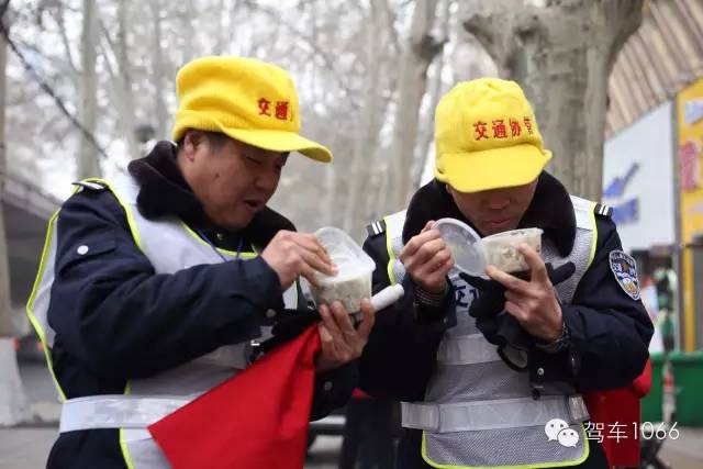 1066小分隊和志愿者來到金水路文化路，給這里執(zhí)勤的交警和協(xié)管送去暖心餃子。