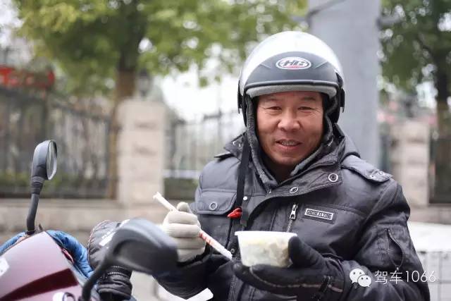 1066小分隊來到紫荊山（摩的司機(jī)、出租車司機(jī)、市民)，給他們送去餃子。