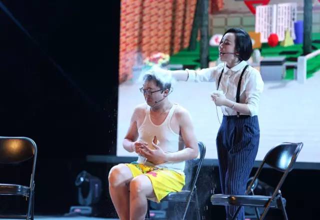 隨后一秒鐘，畫風(fēng)突變，楊奕遭夢茹慘虐！