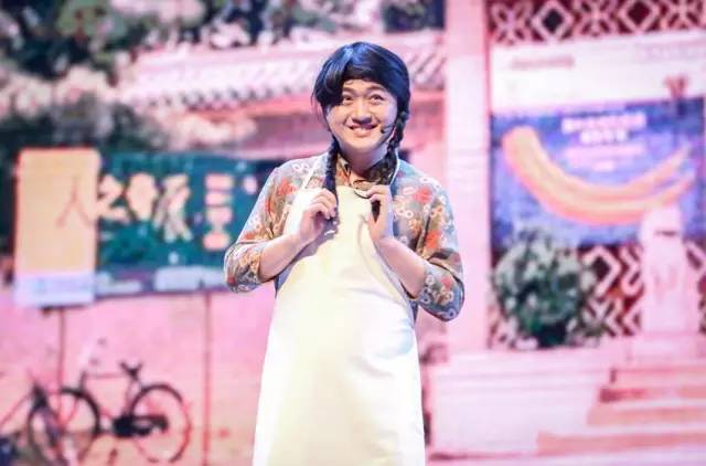 小品《那些年我們錯過的一支舞》，主播樂天、張嵩的裝扮你給打幾分？