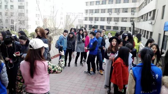 還沒開始時(shí)大家已經(jīng)開始有序排隊(duì)了，棒棒噠！