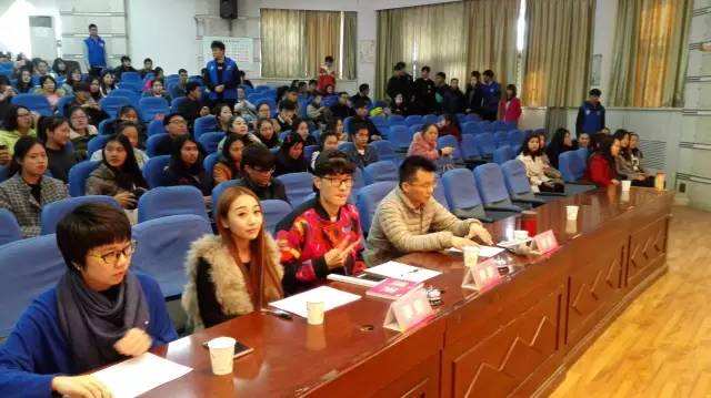 是不是很想讓Seven為你舉牌？