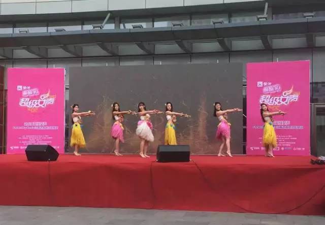 伴隨著舞蹈演員們的開(kāi)場(chǎng)，比賽在上午10點(diǎn)半正式拉開(kāi)序幕