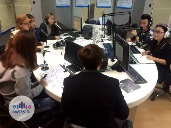 正式直播的時(shí)候，美少女們都非常認(rèn)真哦！