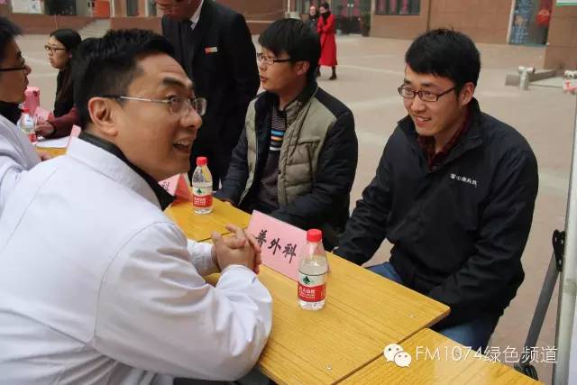 看這位小伙兒，跟我們的醫(yī)生都聊嗨了……