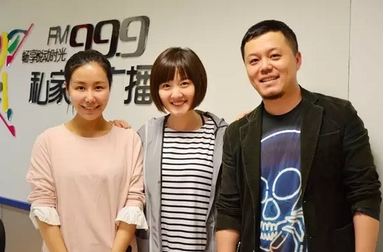 跟兩位女神在一起，莫非你知道你此刻有多招小編嫉恨？