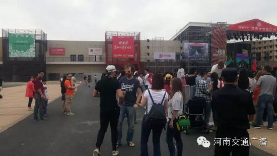 哇塞，現(xiàn)場還有外國友人~