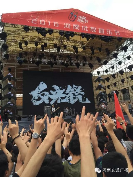 這么多朋友！默契的舉著一個手勢！