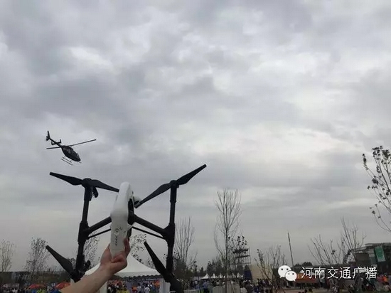 你以為音樂節(jié)只有音樂嗎？交廣號和無人機也在哦，看見它就揮揮手吧！