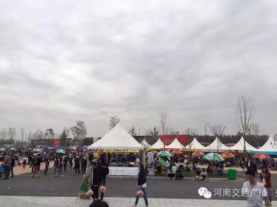 雖然天空已經(jīng)烏云密布，但大家的熱情絲毫不減！