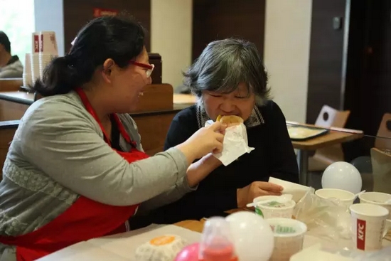 我還未長(zhǎng)大，你卻已白了頭發(fā)，我要珍惜和媽媽在一起的每一刻