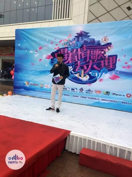 路飛冒雨主持，心中火熱的根本不需要雨傘啦！