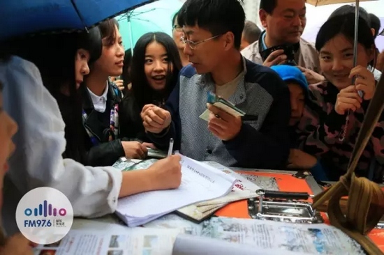 現(xiàn)場(chǎng)觀眾被臺(tái)上的浪漫氣氛感染，紛紛報(bào)名參加現(xiàn)場(chǎng)表白。