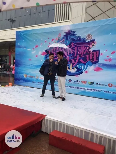 這位男士向遠(yuǎn)在家鄉(xiāng)的妻子隔空表白，勇氣真是大大的，您對(duì)妻子的愛(ài)，已經(jīng)超越萬(wàn)水千山。