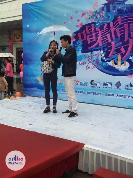 這是一位在校大學(xué)校，暗暗的喜歡純純的愛(ài)。