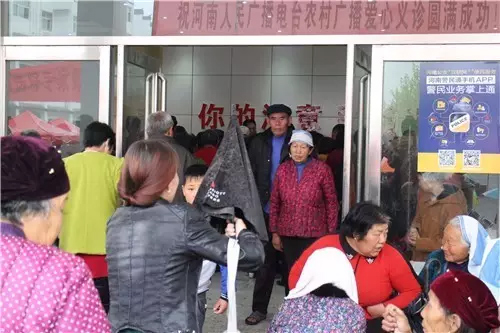 現(xiàn)場真是的人山人海，只能用太火爆三個字形容了！