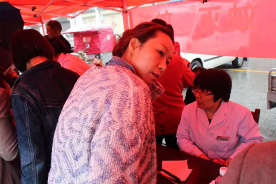 了解到有老人看病不方便，河南電臺1074綠色頻道活動小組欒老師將醫(yī)生請到老人身邊，親自為她診斷。