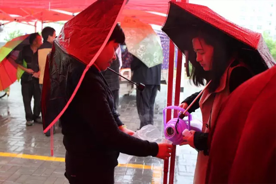 在寒冷的天氣中，為了能讓專家大夫們喝上熱水，紅改主任與柳青不斷的給大家添水。