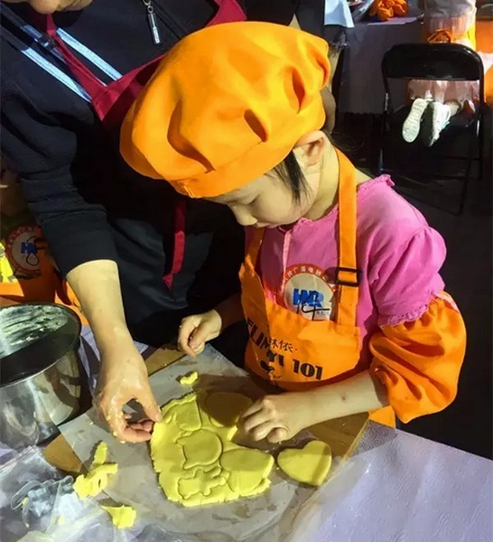 在爸爸媽媽的陪同下，親手制作餅干