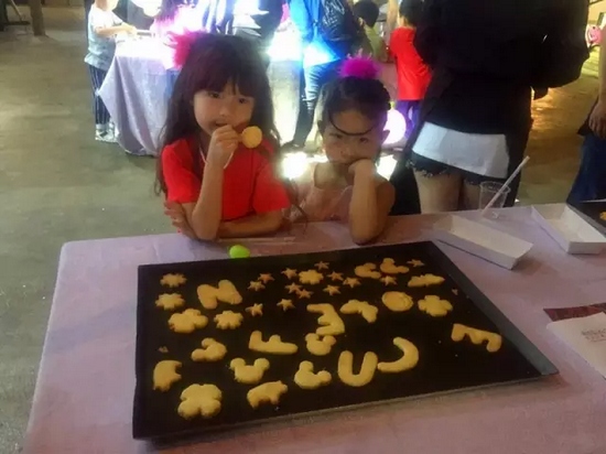 烤制好的餅干，發(fā)揮想象力，畫上美麗的圖案