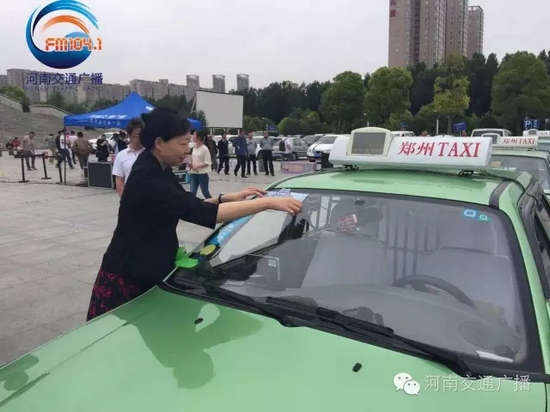 省文明辦專職副主任張曼如，對(duì)愛心助考活動(dòng)的舉辦給予高度評(píng)價(jià)。