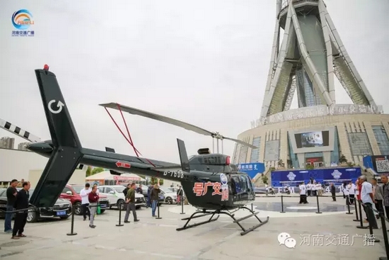 張貼著愛心助考車貼的“交廣號(hào)”直升機(jī)也同時(shí)起飛，共同開啟了今年的愛心助考之旅。