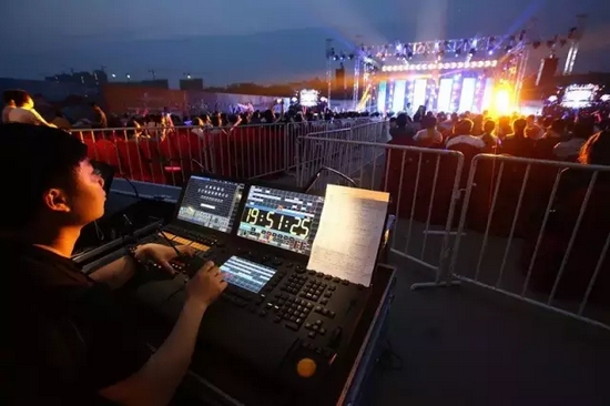 嚴(yán)謹(jǐn)?shù)囊繇懤蠋?，晚會的效果全在他的控制之?nèi)。