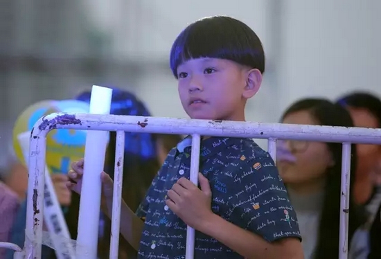 正是你們的笑容，才讓我們有了繼續(xù)前行的動力，哪怕風(fēng)雨兼程。