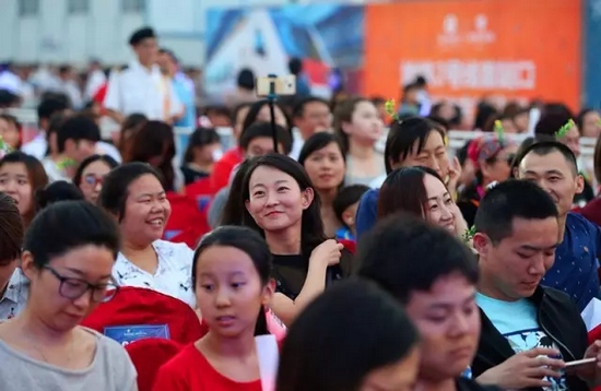 正是你們的笑容，才讓我們有了繼續(xù)前行的動力，哪怕風(fēng)雨兼程。