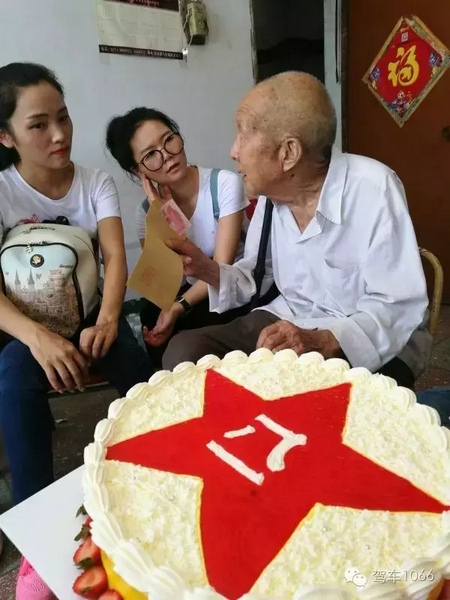 二姐們認(rèn)真聽(tīng)老兵講抗戰(zhàn)的故事，老人年事已高，記憶都是轟炸！轟炸！轟炸！