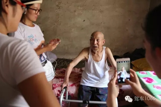 老兵老兵，你的勛章呢，國(guó)家給你的那個(gè)？