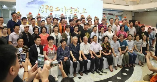 諸多藝術(shù)家和社會(huì)各界人士以及唐派弟子、戲迷到場(chǎng)祝賀