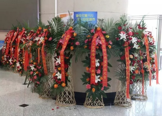 “月陽(yáng)工作室”團(tuán)隊(duì)成員、戲曲志愿者及社會(huì)各界送來(lái)的祝?；ɑ@