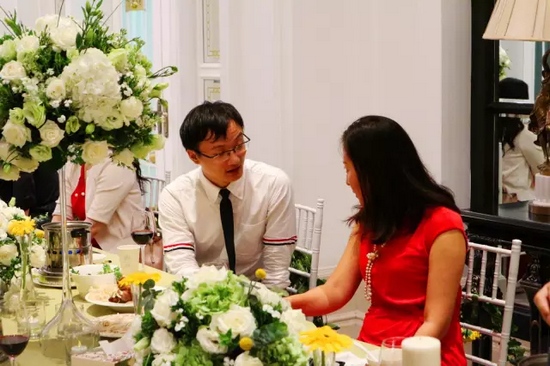 這種熱烈的氣氛，一直延續(xù)到飯桌上。