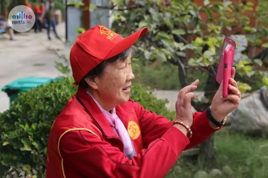 爺爺奶奶叔叔阿姨被盛運莊園的景致吸引，紛紛拍照留影