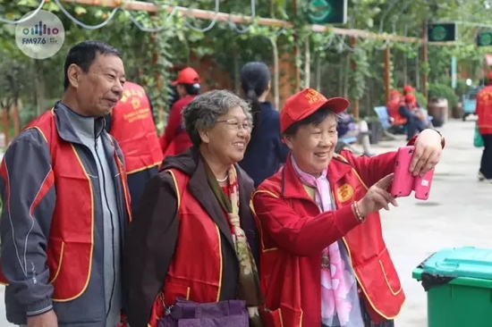 爺爺奶奶叔叔阿姨被盛運莊園的景致吸引，紛紛拍照留影