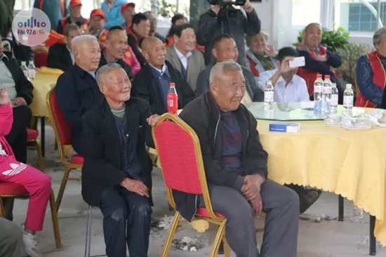 臺上展風(fēng)采，臺下笑開懷