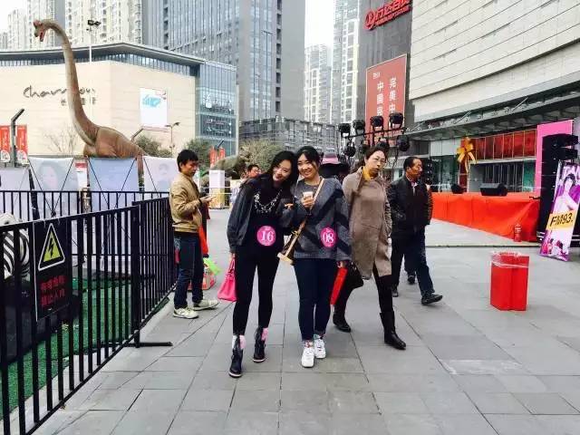 選手們?cè)缭鐏淼浆F(xiàn)場準(zhǔn)備