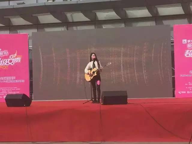 第一位自彈自唱的女生，魅力無法阻擋！