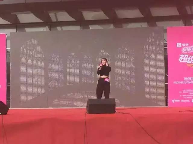 這pose一看就是在飆高音，猜猜看她唱的是哪首歌？