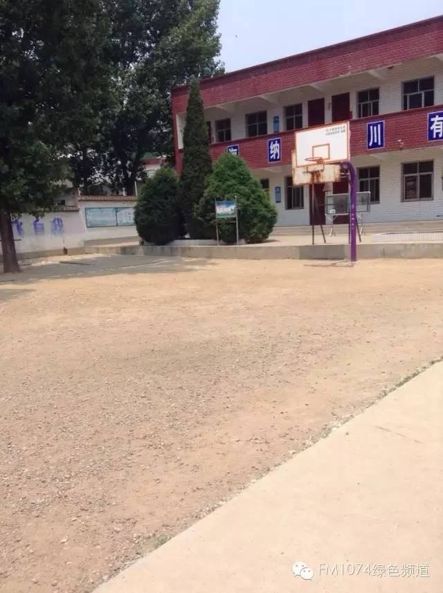 學(xué)校面積不大，只有一棟教學(xué)樓。