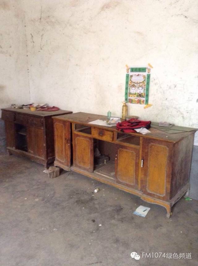 走訪另一個(gè)貧困家庭，進(jìn)去之后才知道什么是真正的一貧如洗、家徒四壁。