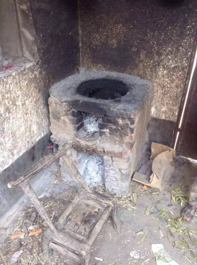 走訪另一個(gè)貧困家庭，進(jìn)去之后才知道什么是真正的一貧如洗、家徒四壁。